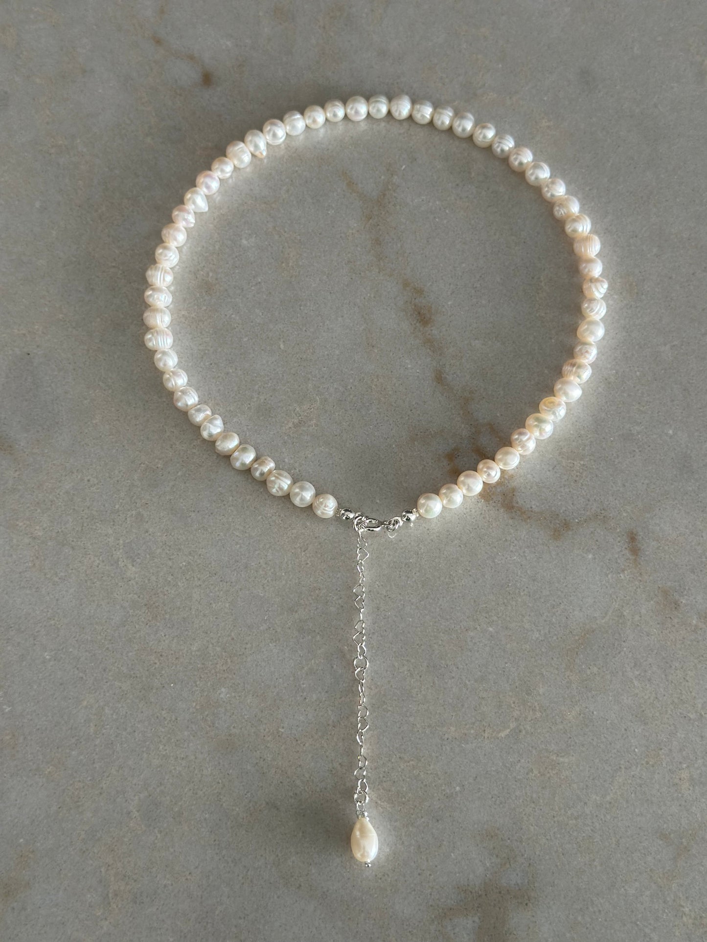 Colier perle de cultura rotunjite si charm perla