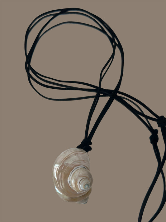 Colier snur cu charm cochilie