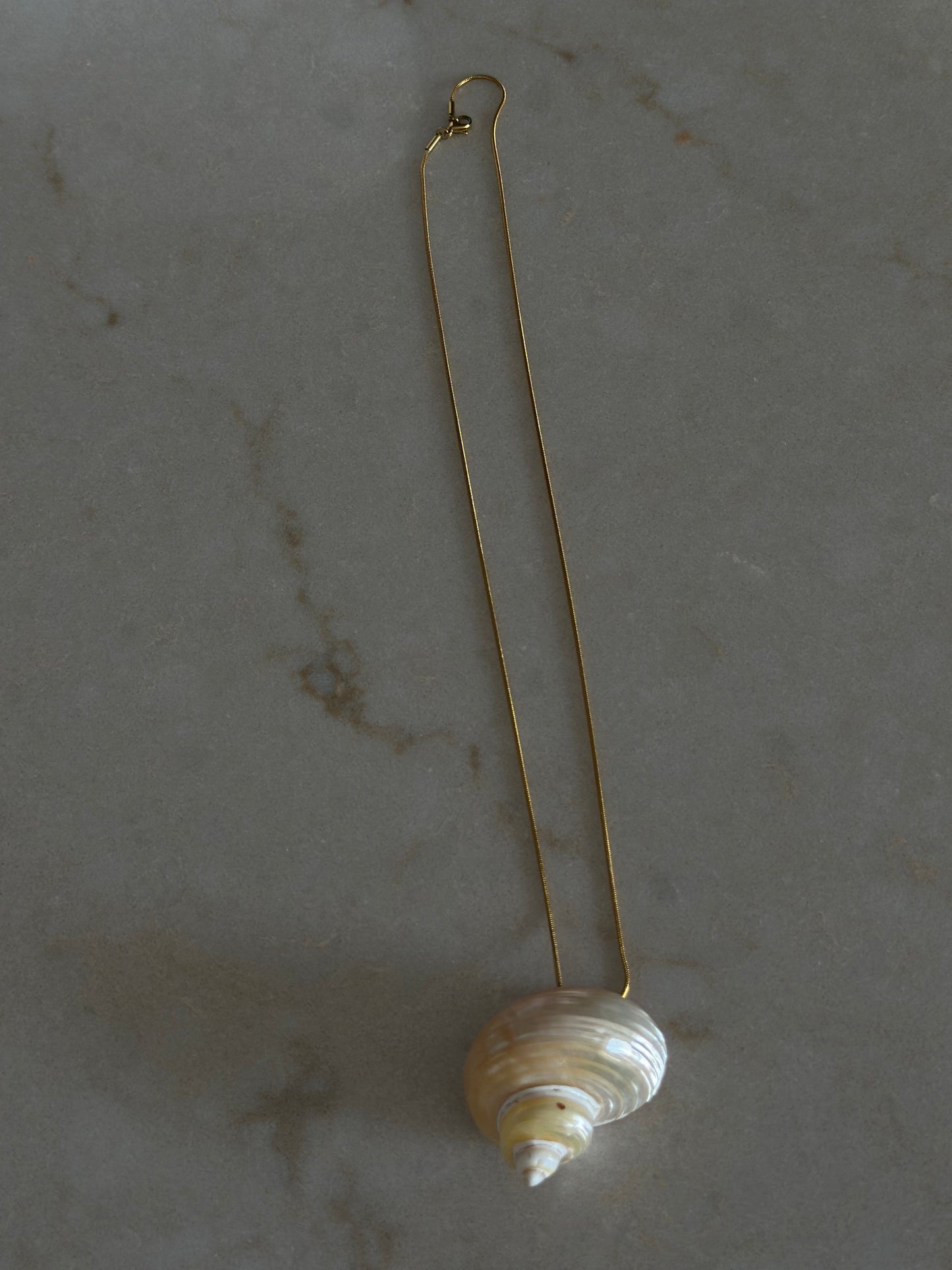 Colier cu scoica cochilie alba silver/gold