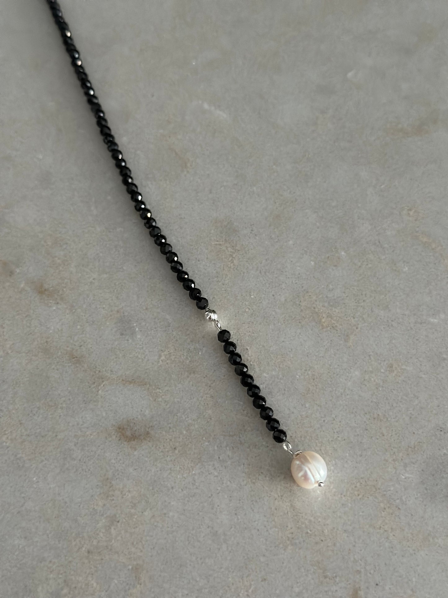 Colier lung Spinel cu charm Perla