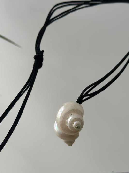 Colier snur cu charm cochilie