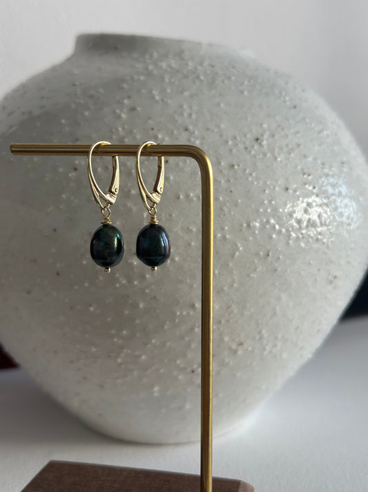 Cercei argint placat cu aur cu perle de cultura cu irizatii verzui/petrol