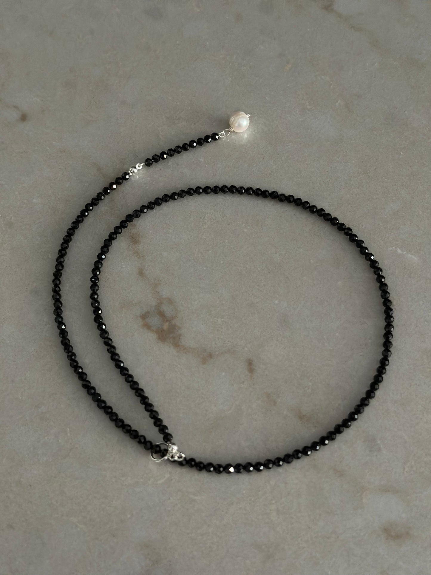 Colier lung Spinel cu charm Perla