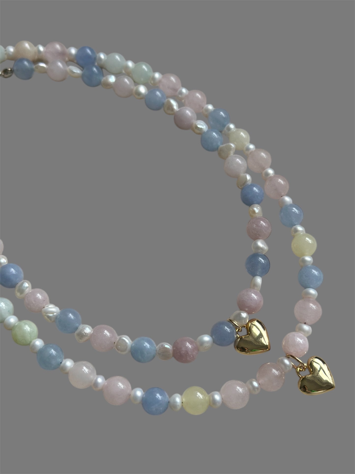 colier culori pastel si perle cu charm inima aurie