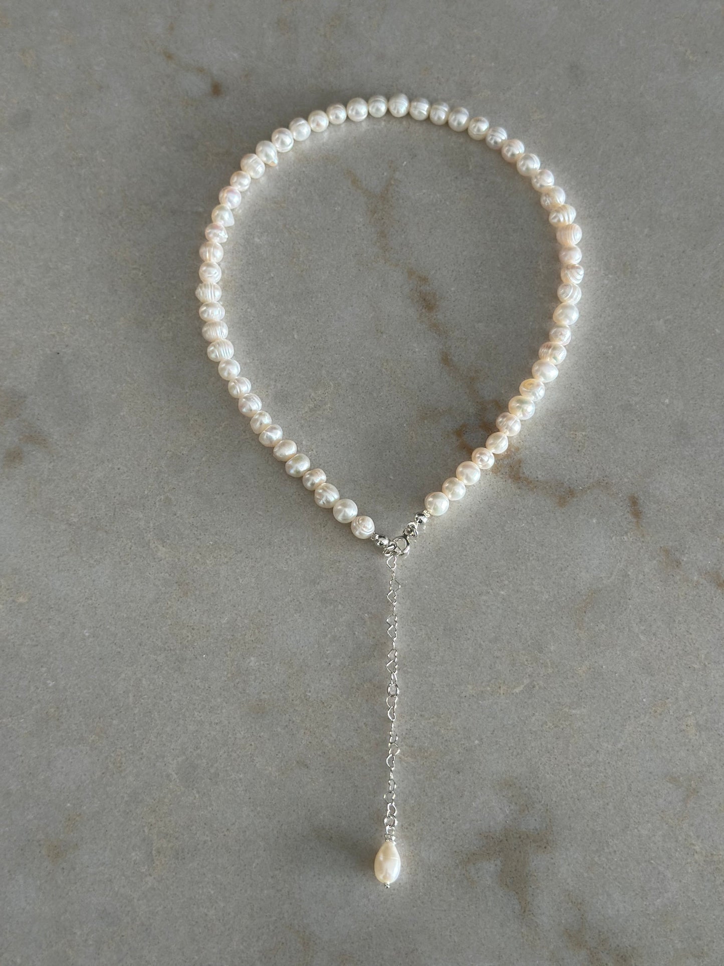 Colier perle de cultura rotunjite si charm perla