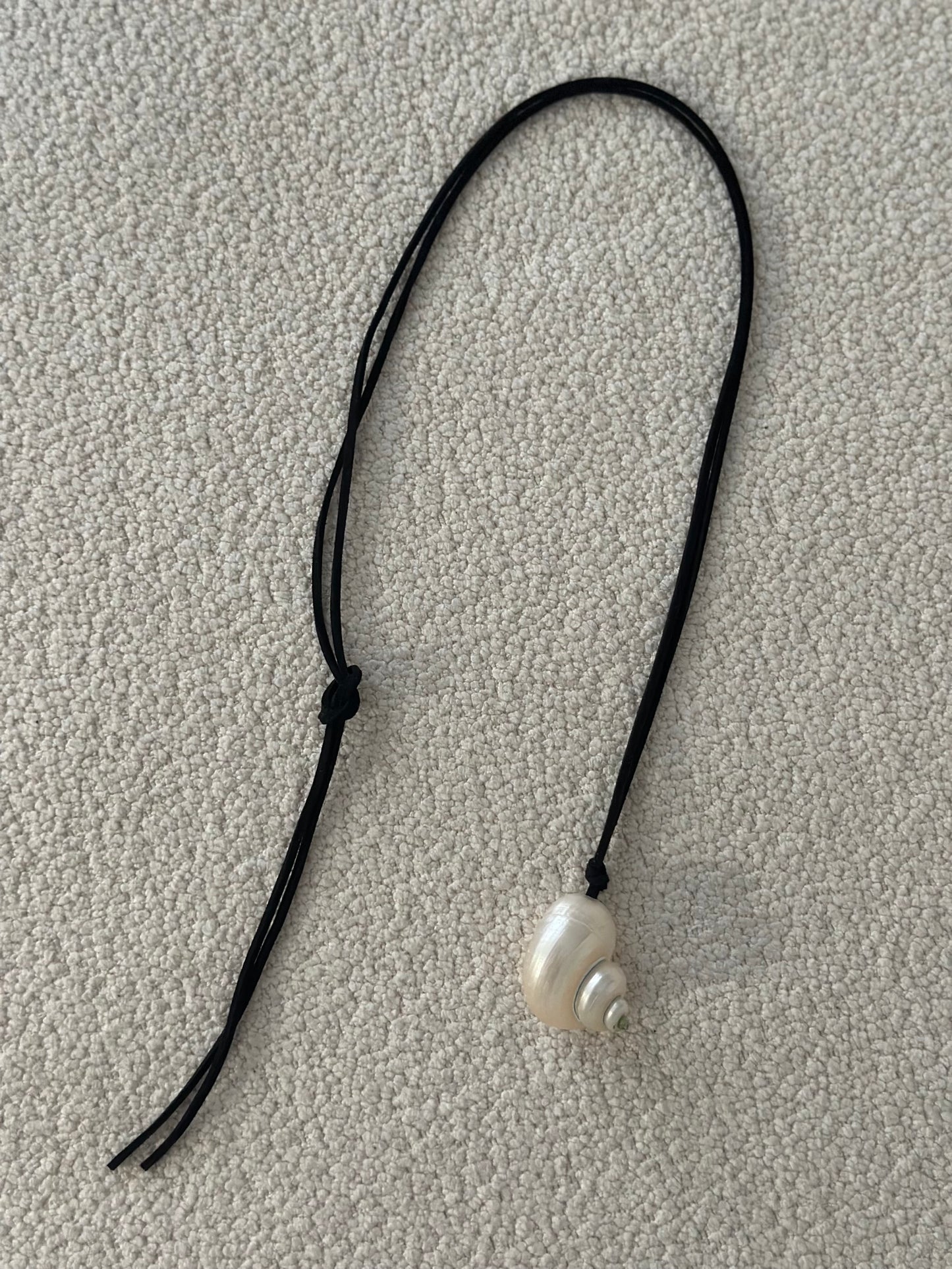 Colier snur cu charm cochilie