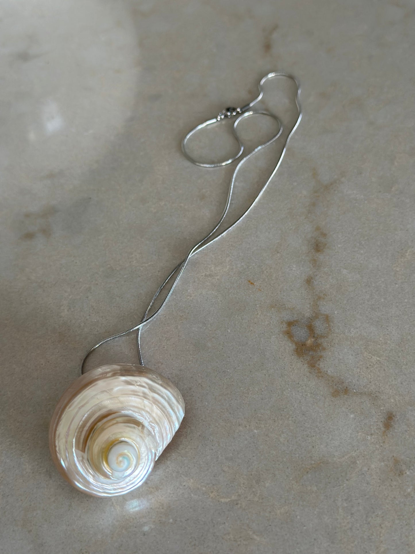 Colier cu scoica cochilie alba silver/gold