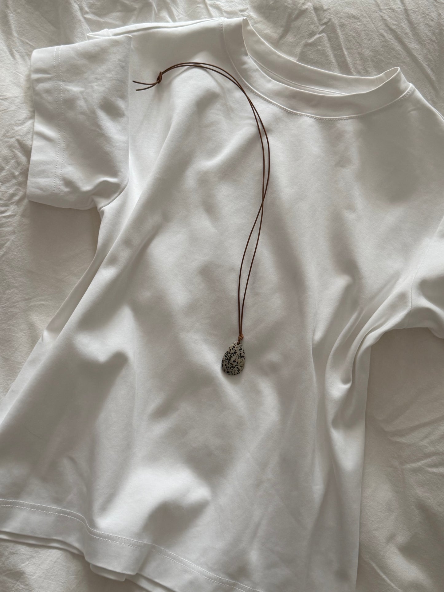 Colier cu snur din piele si charm piatra