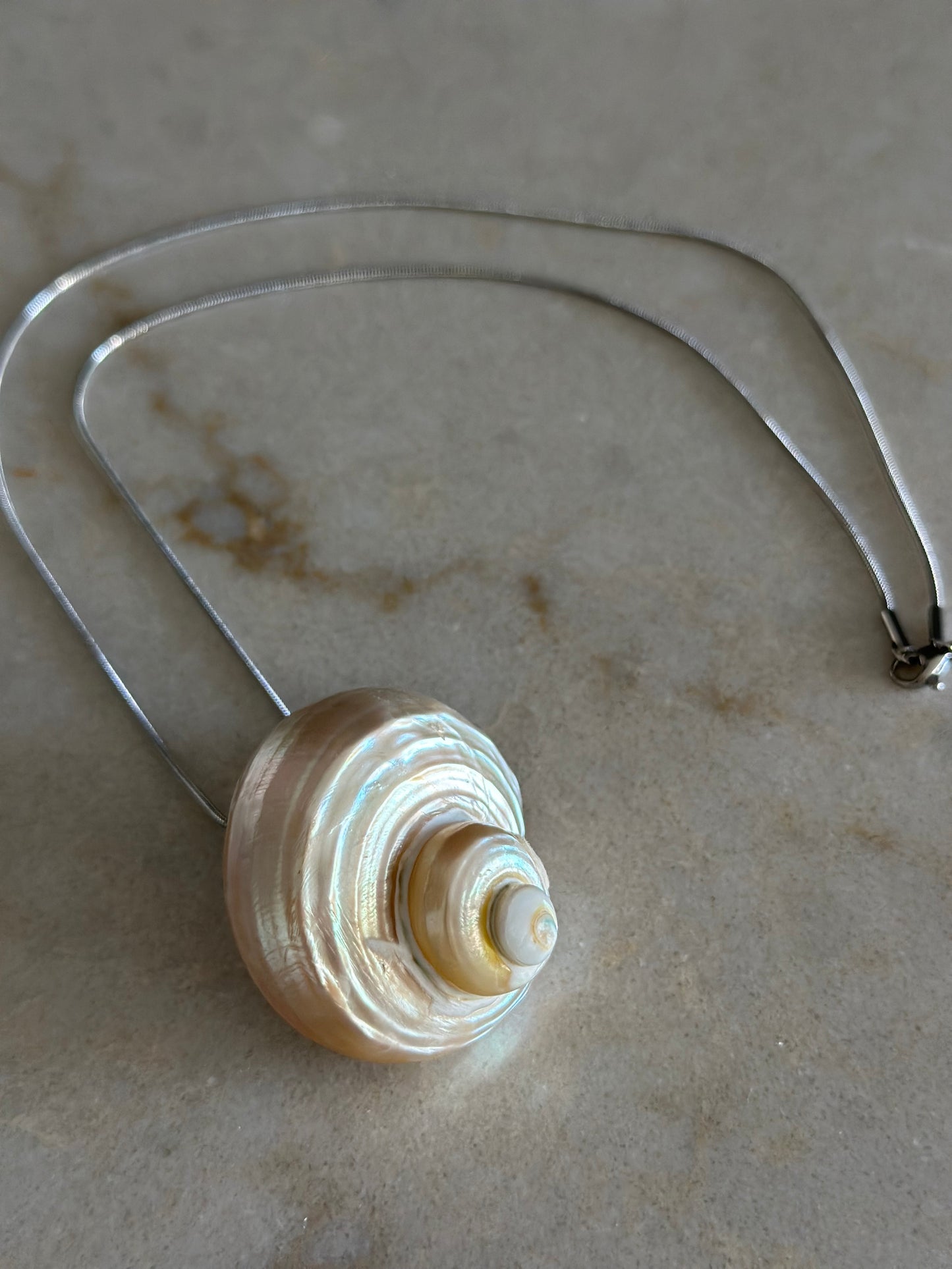 Colier cu scoica cochilie alba silver/gold