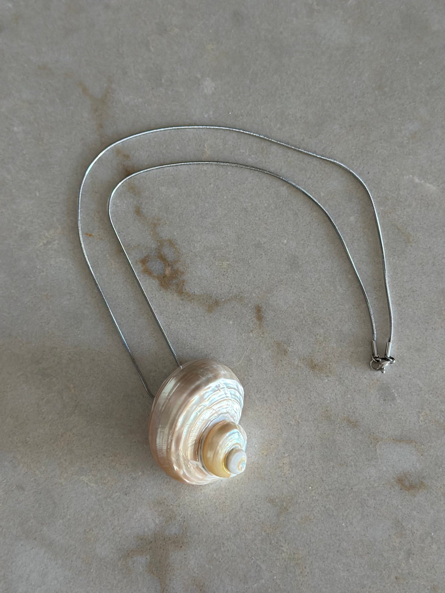 Colier cu scoica cochilie alba silver/gold